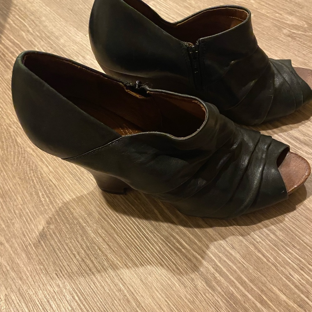 Naya 3” side zip open toe shoes. Versatile w jeans or dress up! Size 11.